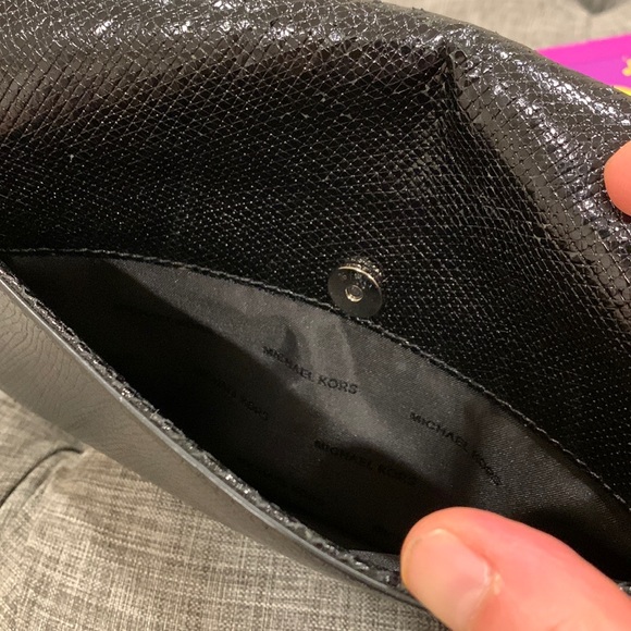 **SOLD*** Michael Kors Daniella Snake Scale Print Silver Chain Crossbody - Picture 12 of 17